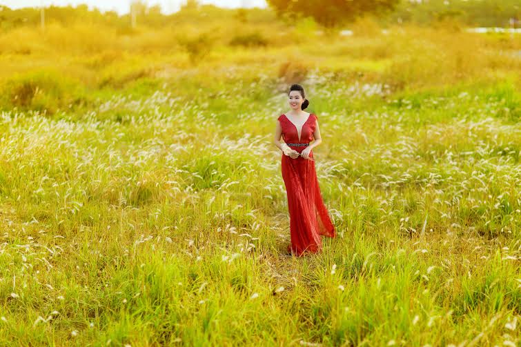 Lê[-]Khánh[-]"đa[-]sắc"[-]trong[-]trang[-]phục[-]áo[-]dài[-]của[-]NTK[-]Việt[-]Hùng
